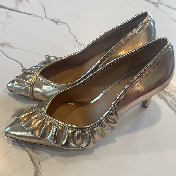 BCBG Gold, Ruffle Heels, pumps,Size 7, 3 inch heel,slip on, pointy toe - Picture 14 of 14